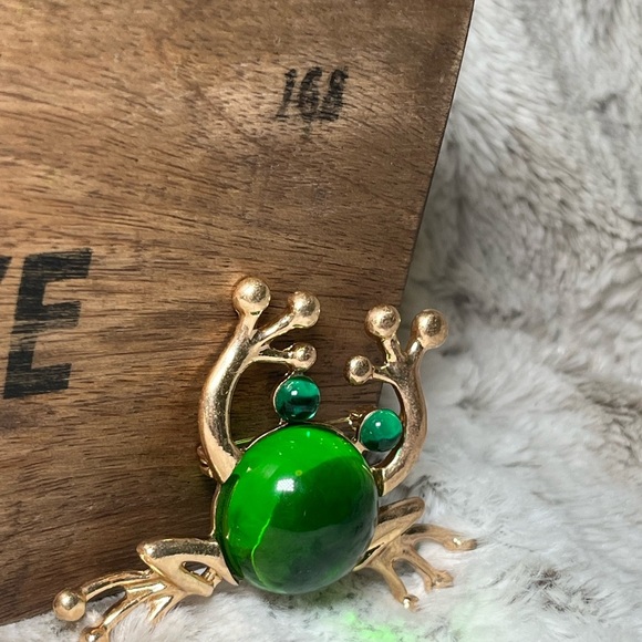 Frog Brooch with large Green Gem - Picture 3 of 10